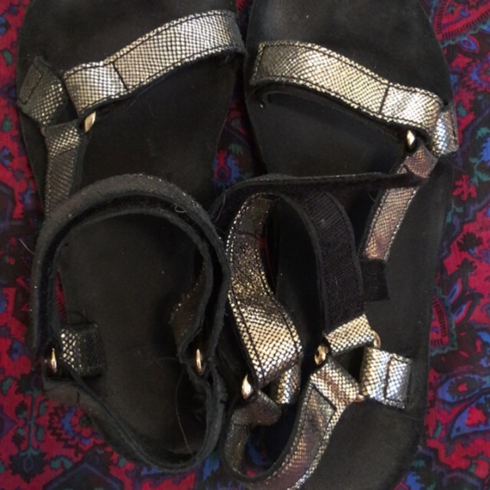 Black & gold Tevas